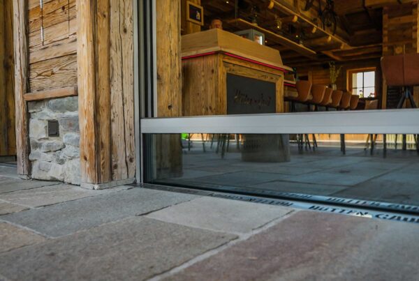 HIRT kinetics Senkfronten in der Gaststube Hütten Gaudi in Leogang