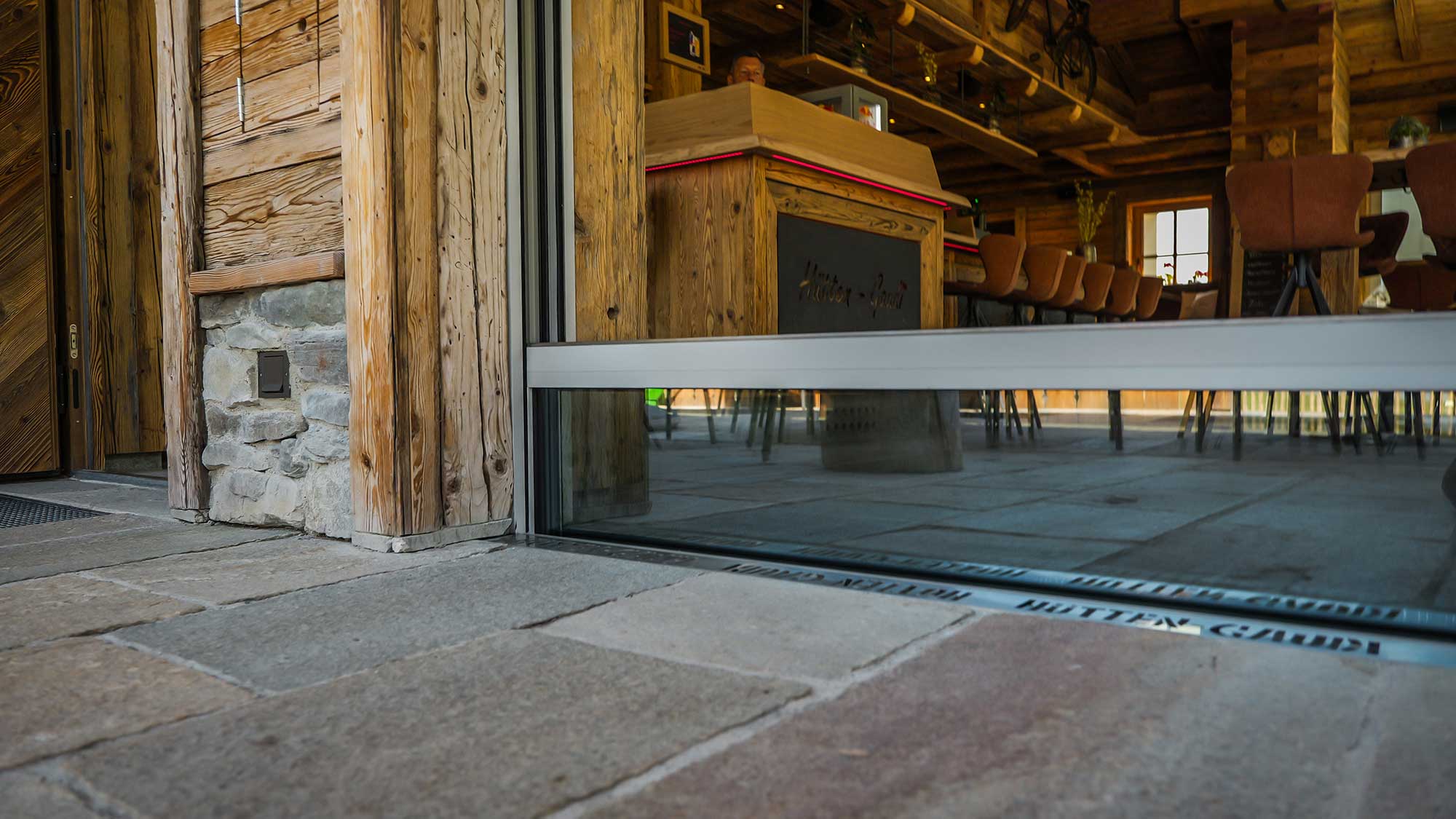 HIRT kinetics Senkfronten in der Gaststube Hütten Gaudi in Leogang